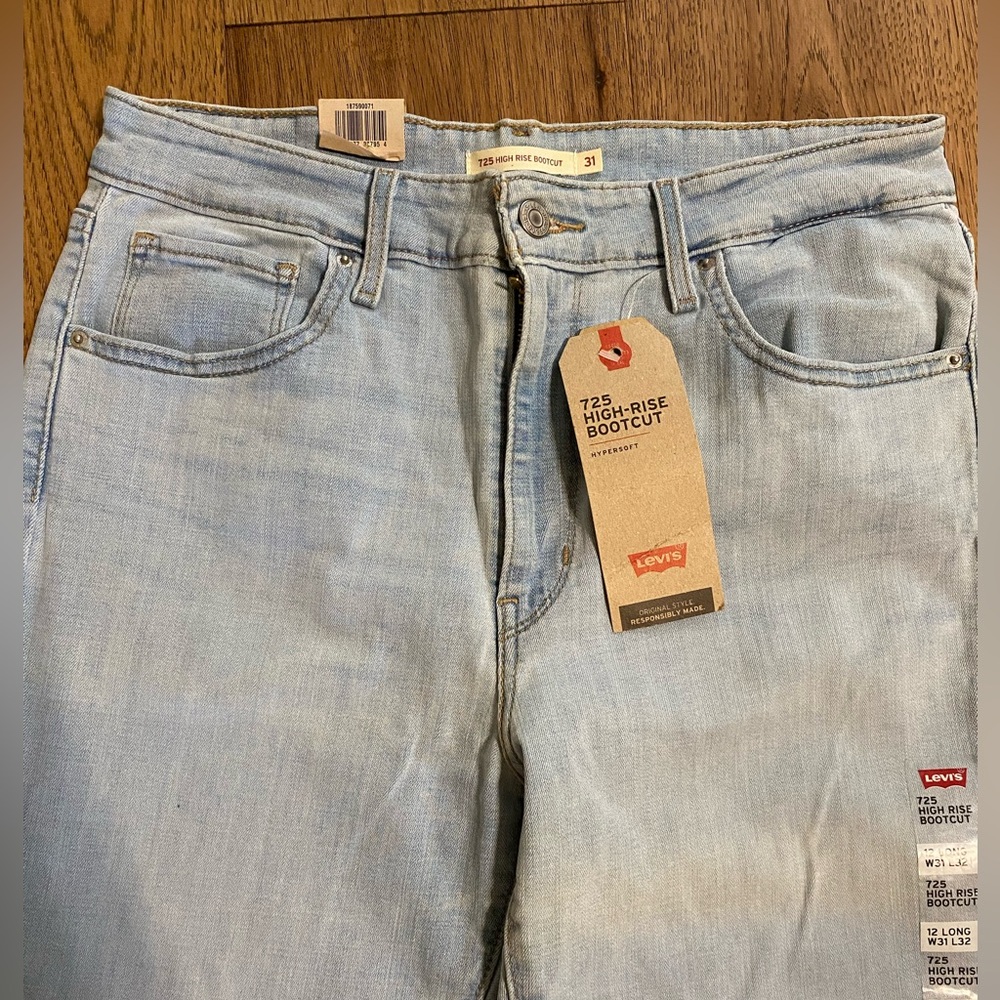 Levi's Light Blue 725 High-Rise Bootcut Jeans 
Waist 31
Length 32